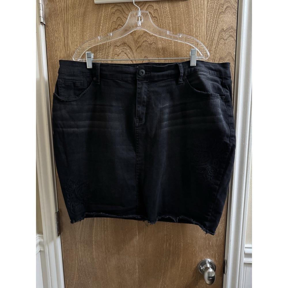 Torrid Black Pencil Mini Skirt Distressed Floral Embroidered Stretch Sz 24 Rock